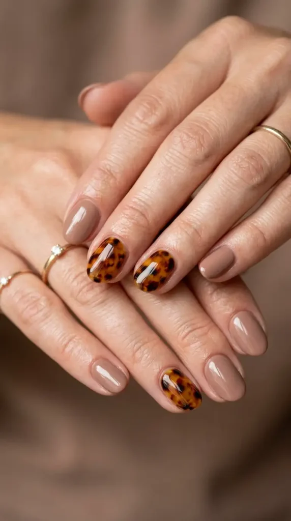 Tortoiseshell Accent Round Nails